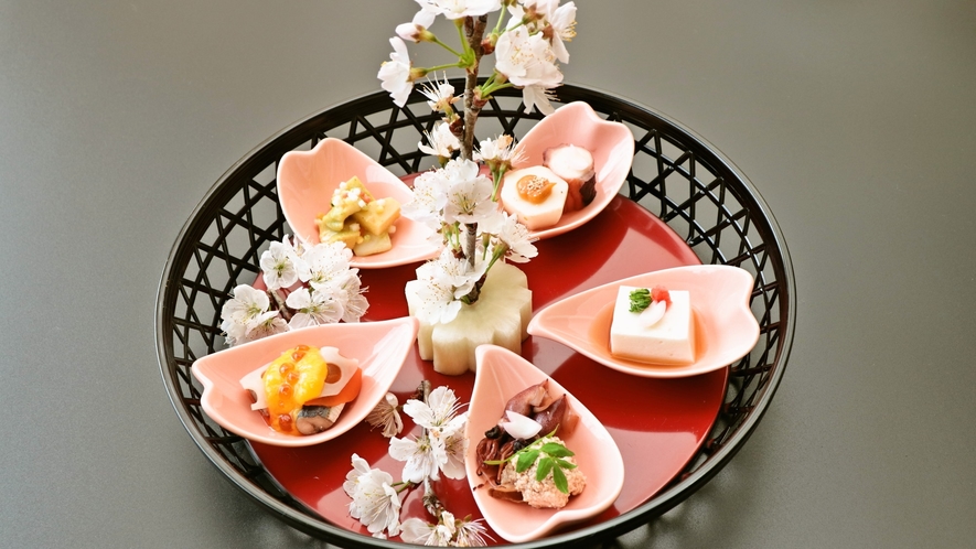 ご夕食一例：月替わりで薩摩の美味をお召し上がりください。