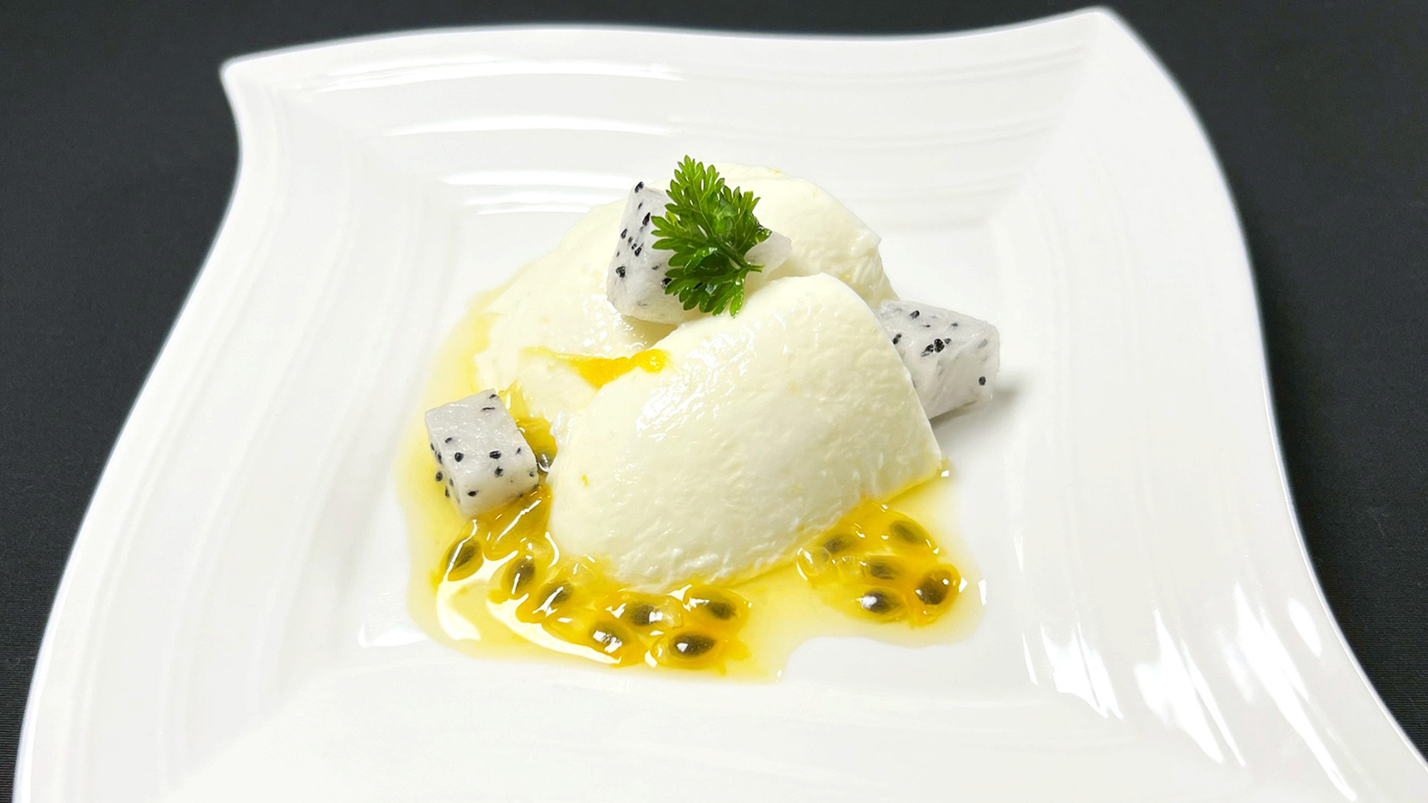 水菓子一例：檸檬ブラマンジェ　パッションソース掛け