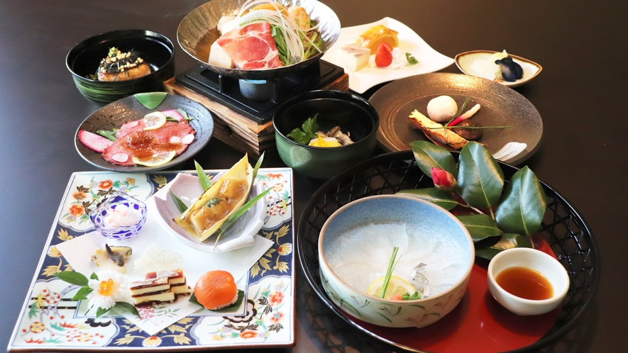 紫尾庵流創作懐石料理一例：季節を彩る旬の食材を用い、紫尾庵流のお料理をご提供致します。
