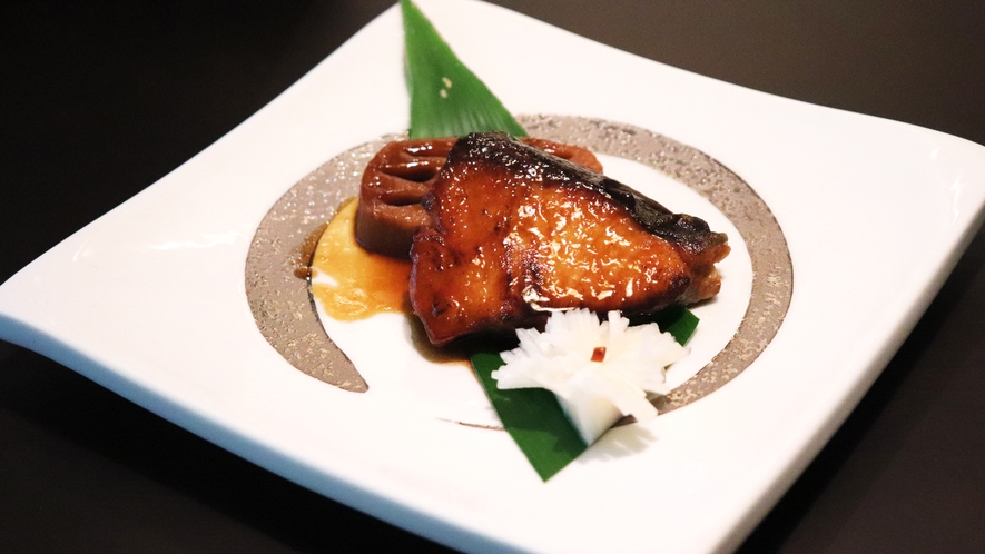 焼物一例：天然鰤と蓮根の照り焼き