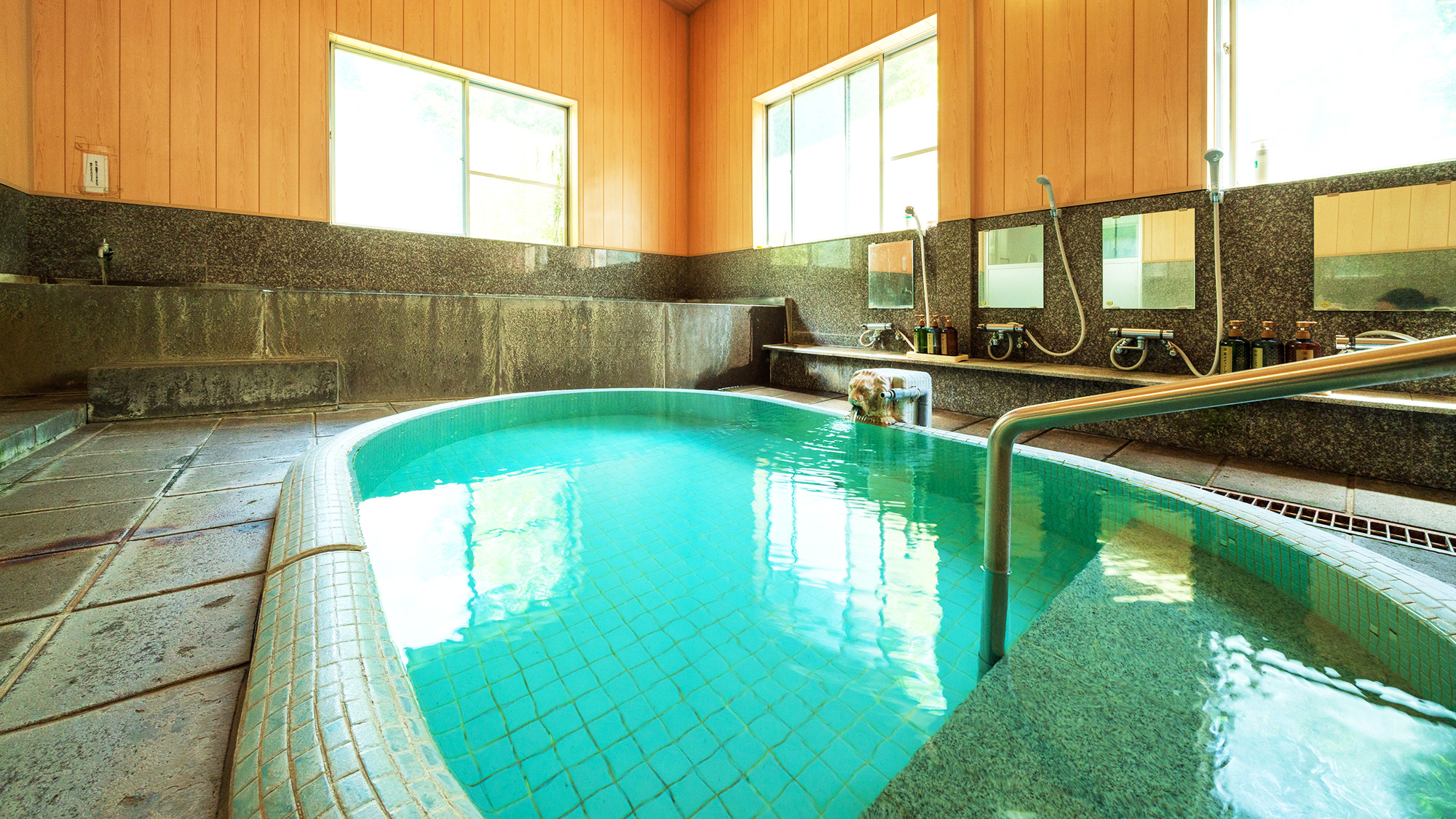 姉妹館しび荘の大浴場：2つの自噴泉があり、温度の違う紫尾温泉のお湯を贅沢にご堪能いただけます。