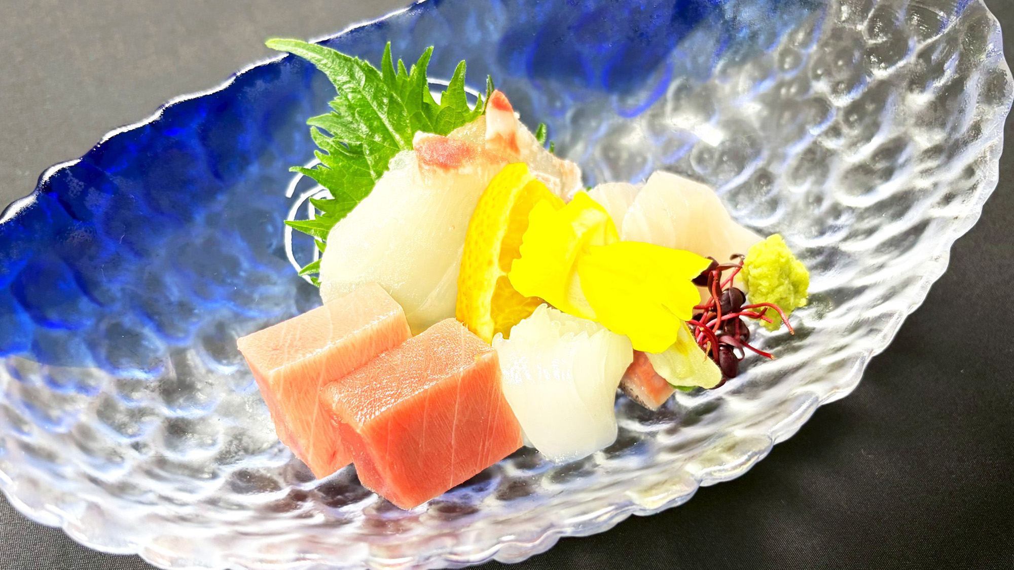 造り一例：季節の白身、奄美中トロ、水烏賊、錦江湾カンパチ