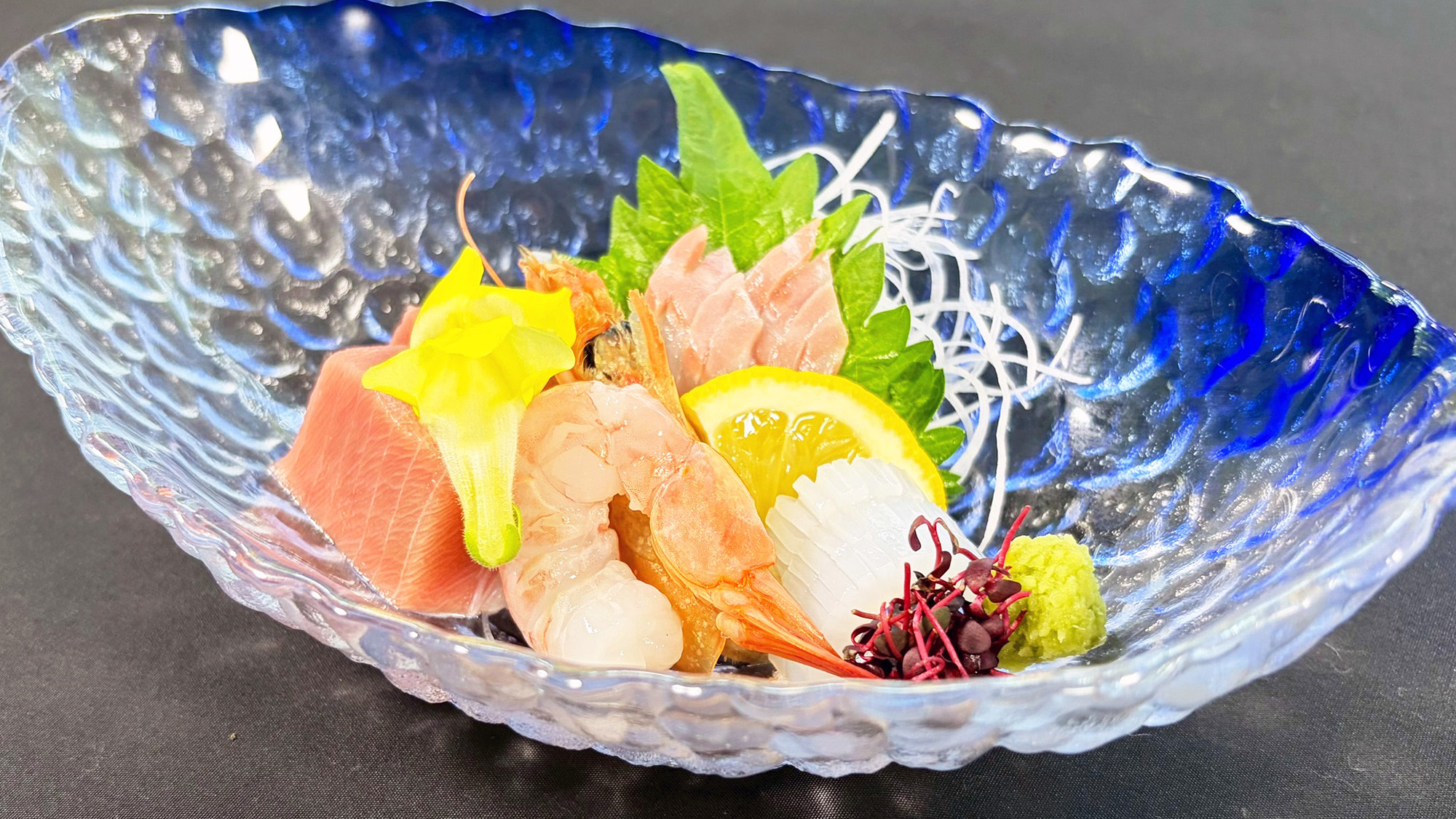造り一例：季節の白身、奄美中トロ、タカ海老、水烏賊