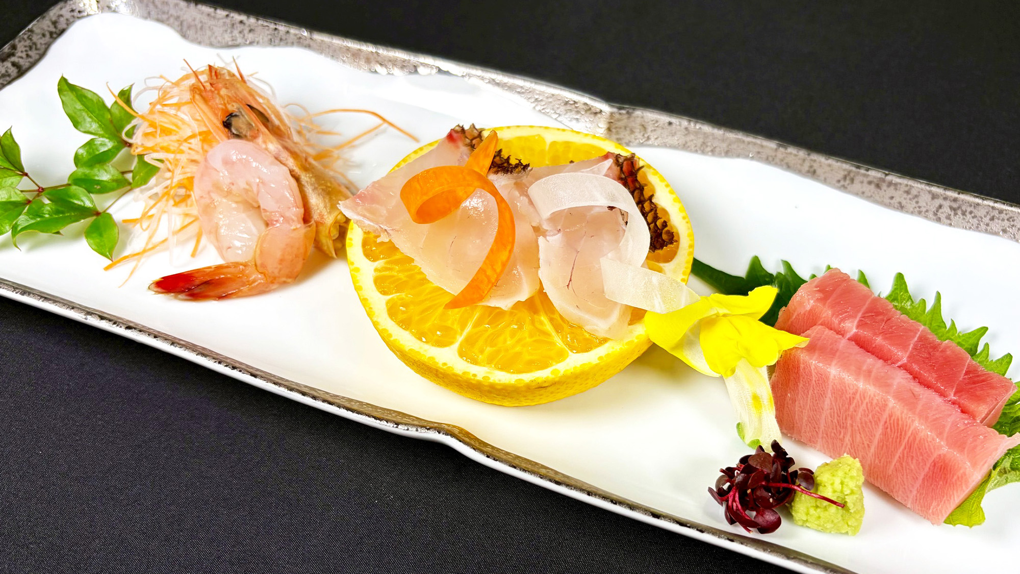御造り一例：錦江湾の旬の白身八朔〆、阿久根のタカ海老、奄美中トロ