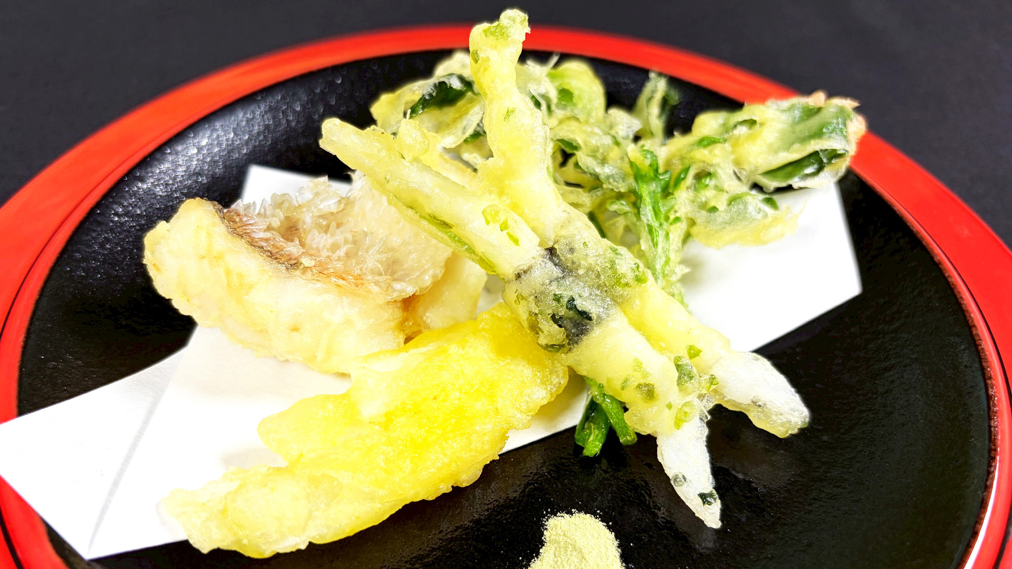 揚物一例：春の天婦羅　甘鯛鱗揚げ、白魚、独活、クレソン