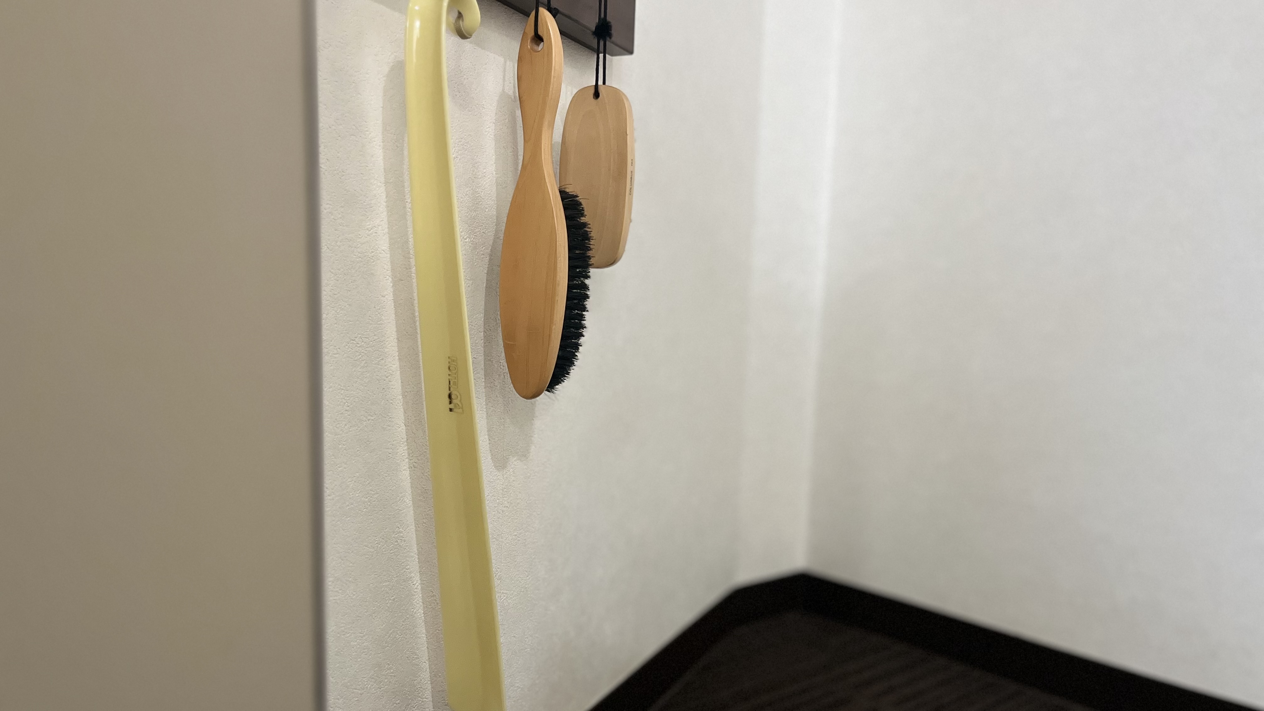 靴ベラ・靴ブラシ・洋服ブラシ（全室）