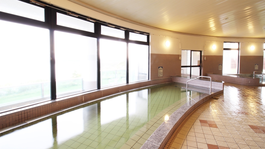 *大浴場一例／やわらかくトロッとした、よく温まる天然温泉。窓の外には水平線が広がります。