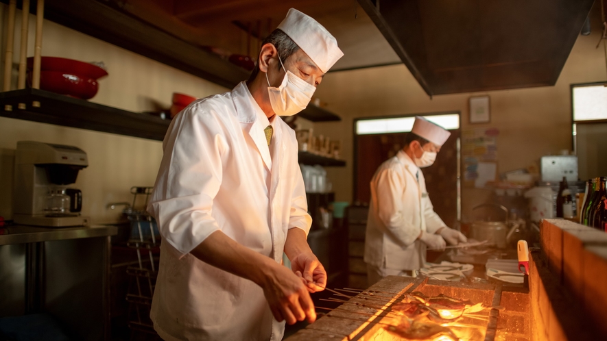 焼き魚は炭火焼で調理しています。ホクホクで絶品です