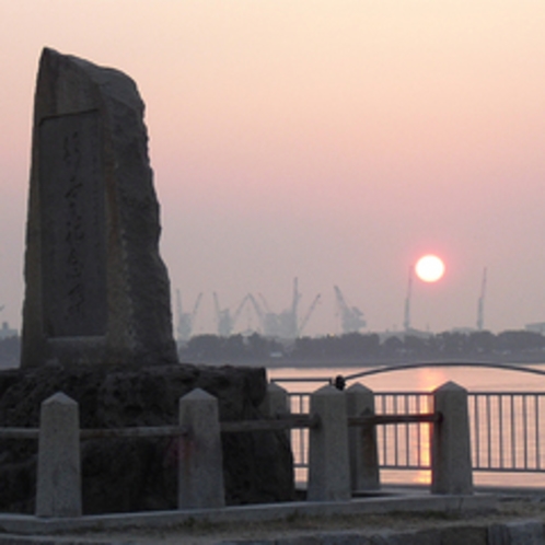 臨海公園からの夕日（徒歩約10分）