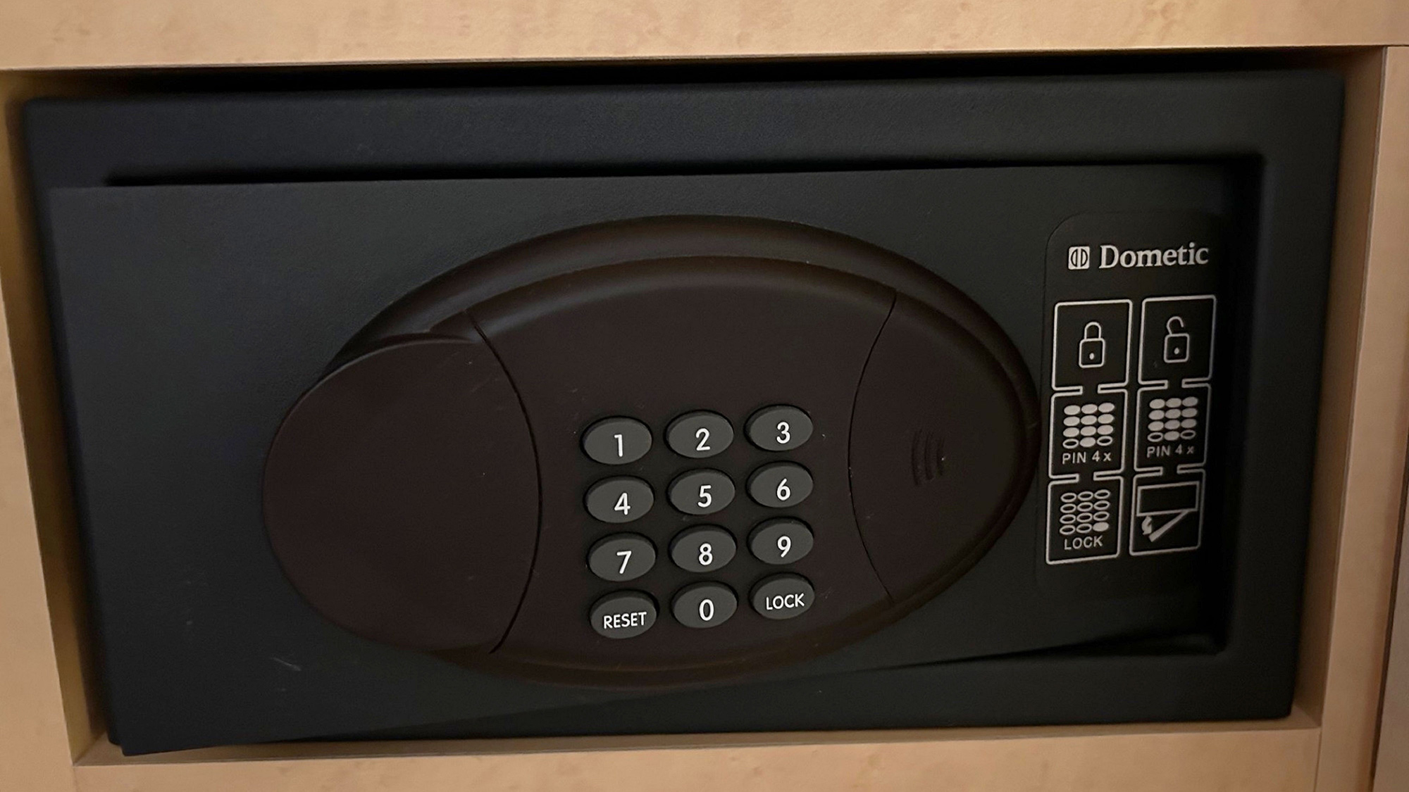 お部屋にあるセイフティーボックス