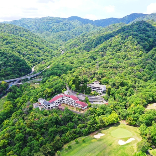 六甲の山に囲まれた自然豊かな宿です。