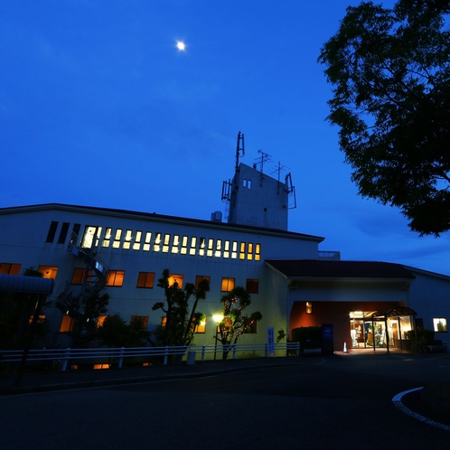 大自然に囲まれた静寂で落ちついた六甲保養荘へ。