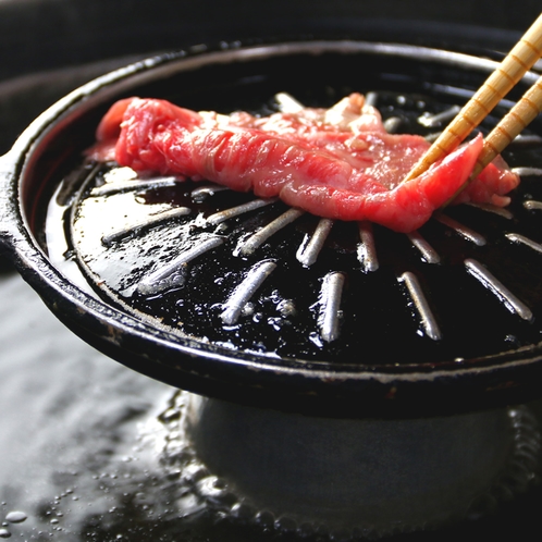 《牛しゃぶ鍋》焼きでも、しゃぶしゃぶでも。お好みで食す