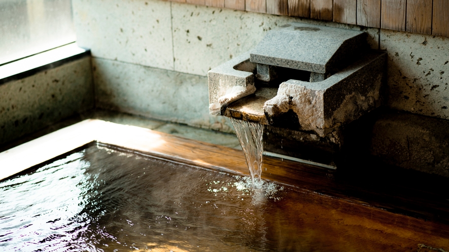 【奥州三高湯と称される名湯「白布温泉」】硫黄成分が含まれた効能豊かな泉質の温泉です。