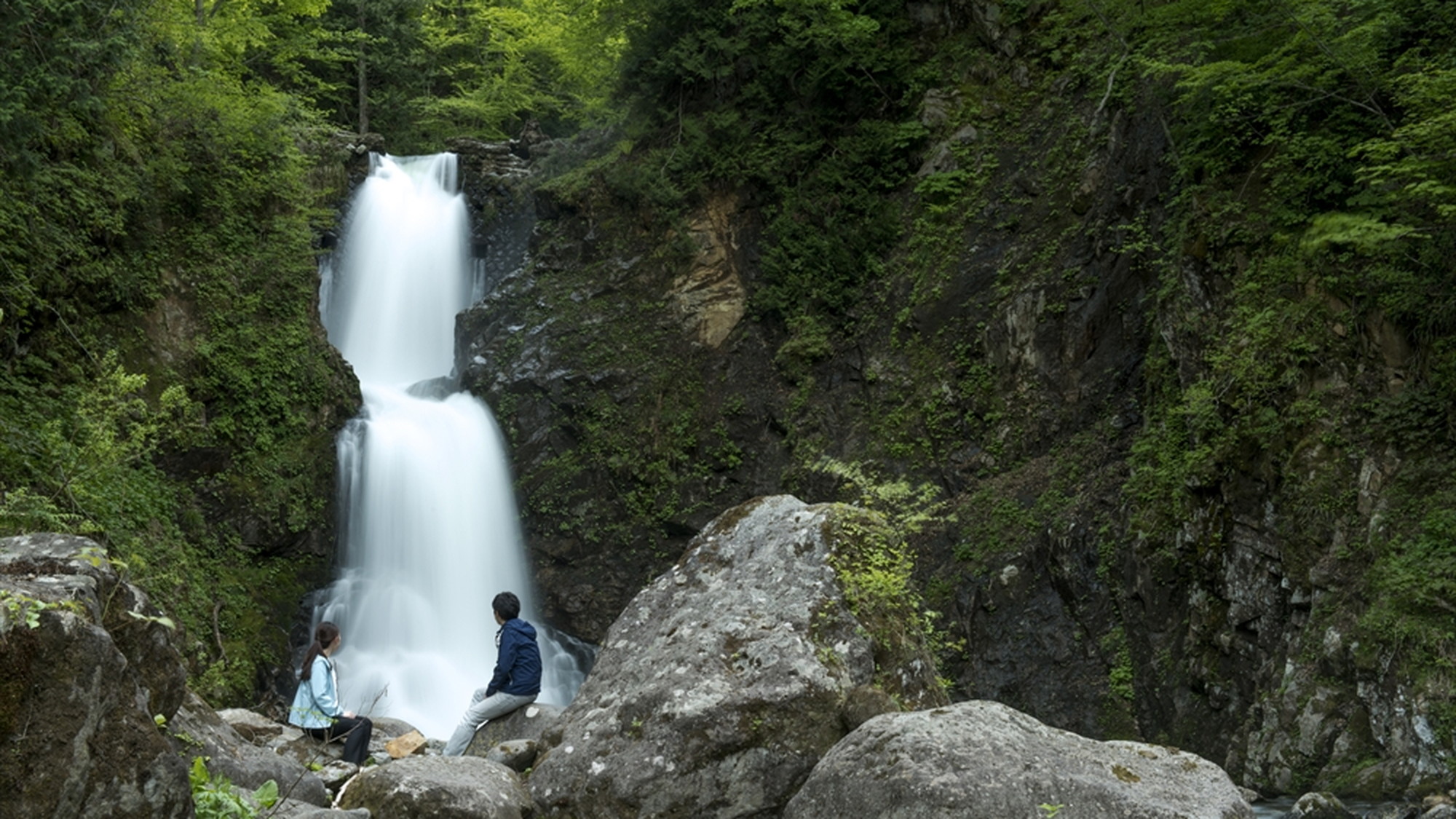 【白布大滝】マイナスイオンたっぷりの滝。白布温泉から徒歩10分ほどの場所にあります。