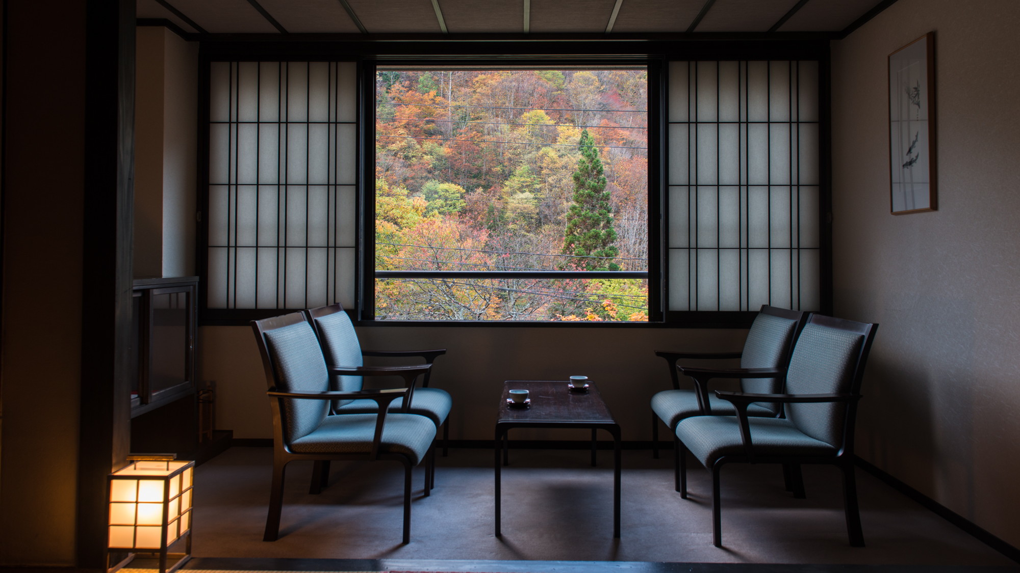【一番人気の客室タイプ「雪月花（せつげつか）」】秋は錦に染まる山々の紅葉を眺めてご滞在。