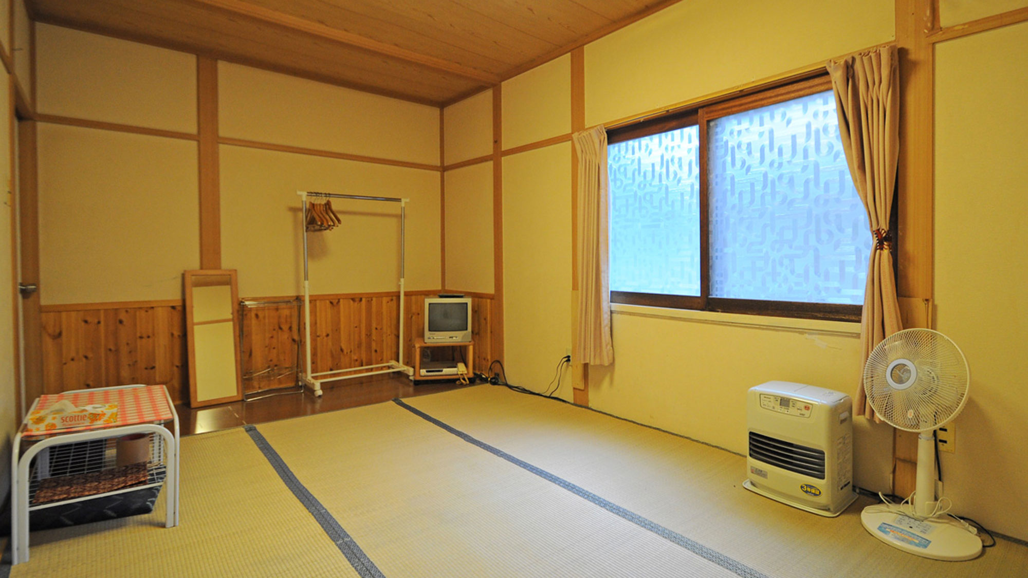 【山側和室】山側に面したお部屋です。