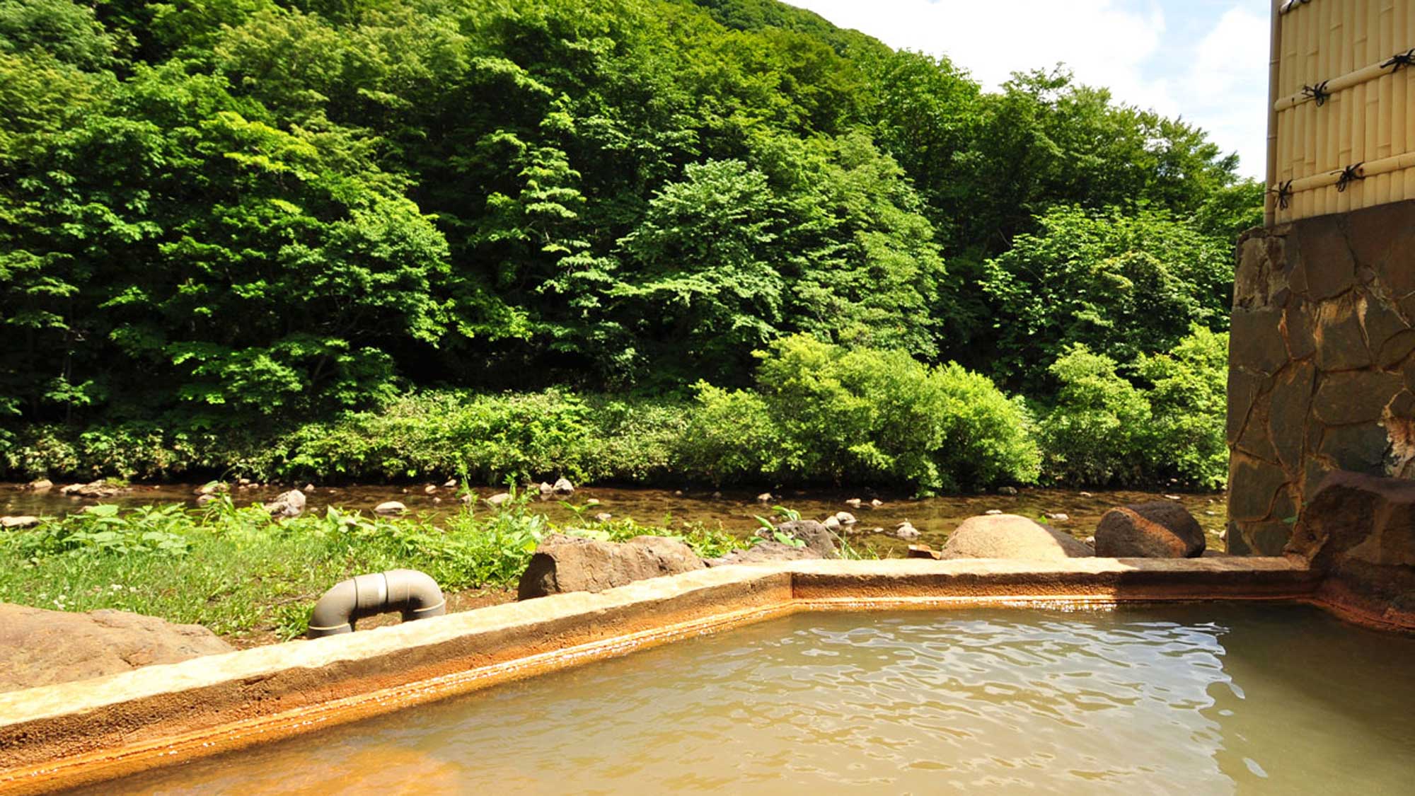 【露天風呂】女湯露天風呂。ミネラル豊富な源泉かけ流しのお湯をお楽しみください♪