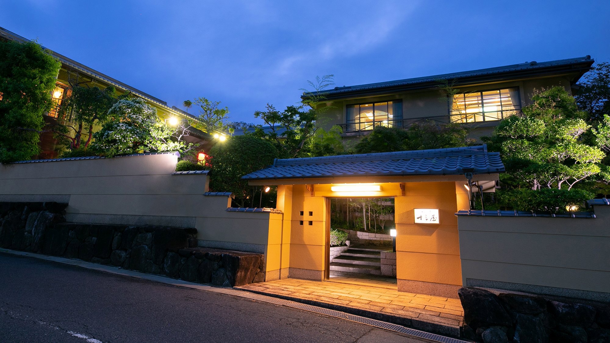 【■創業百年（100周年）記念■】朝護孫子寺門前に百年 —　旅亭十三屋 感謝の祝泊