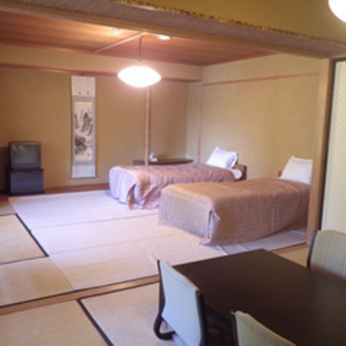 *【客室例】和洋室/畳とベッドのスペースが分かれており、お部屋を広々使えます。