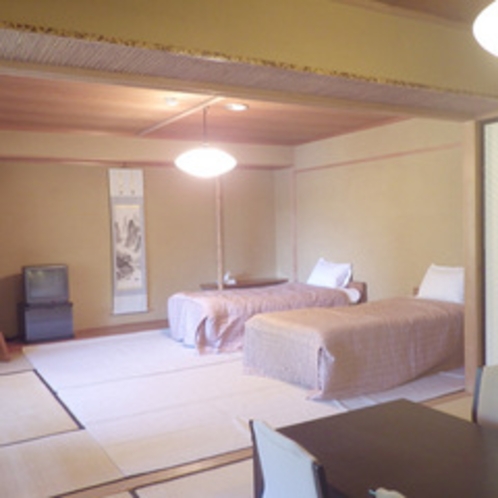 *【客室例】和洋室/ベッドや畳でごろごろ♪青木湖を望むお部屋です。