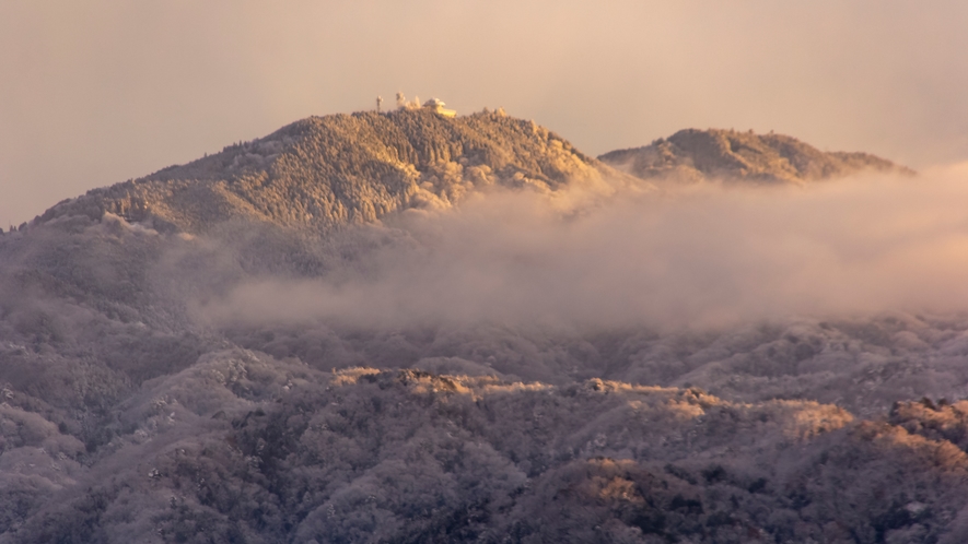 朝陽を浴びる雪の比叡山