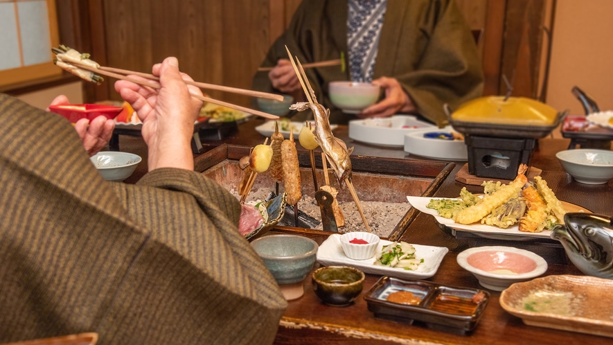 *夕食風景(イメージ)／個室食事処で水入らず、囲炉裏の火を囲んでのお食事はここだけの贅沢