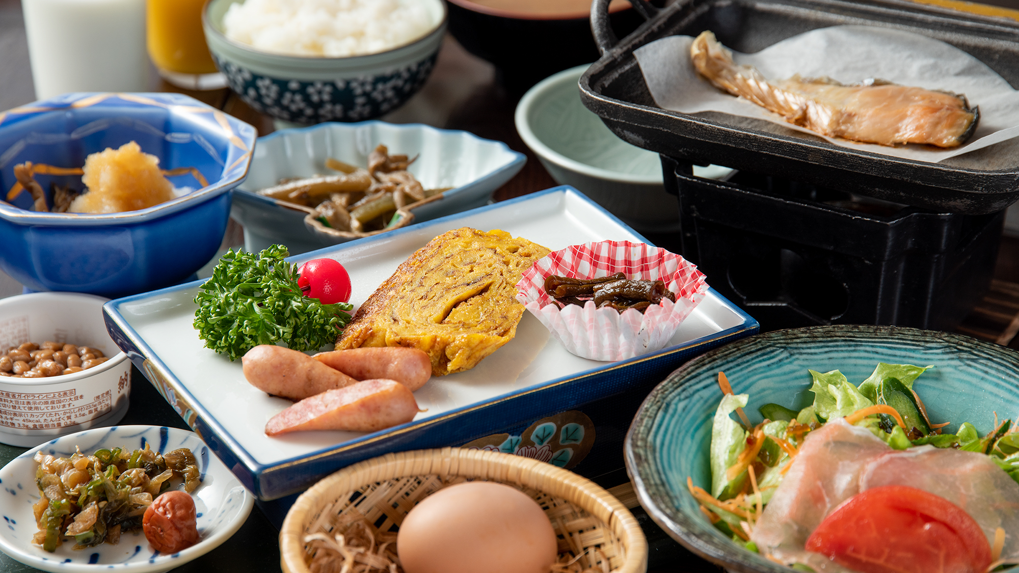 *朝食一例／地元の食材をたくさん使った、ごはんの進む健康的な朝食