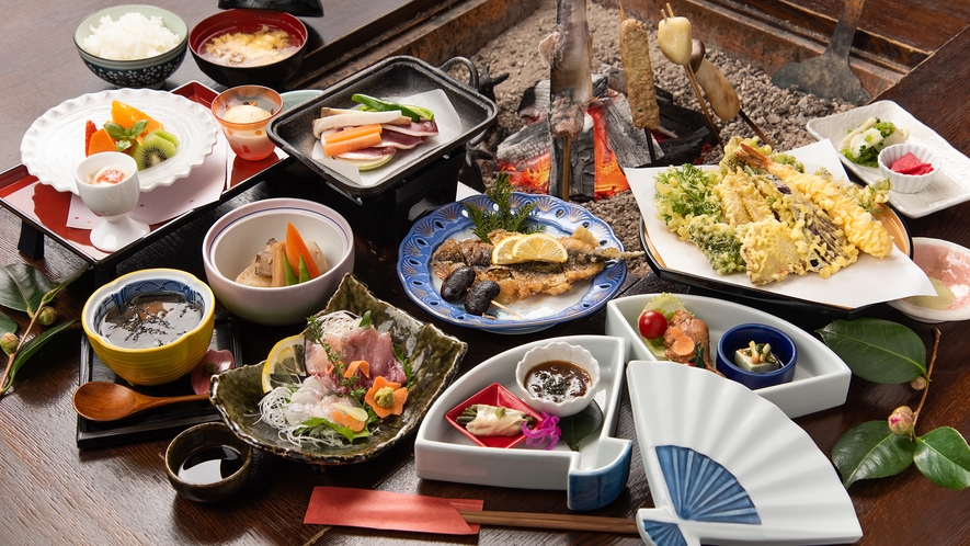 *夕食一例(里山御膳＋炭火焼)／山菜や川魚を中心に、季節の美味しいものをお腹いっぱい召し上がれ！