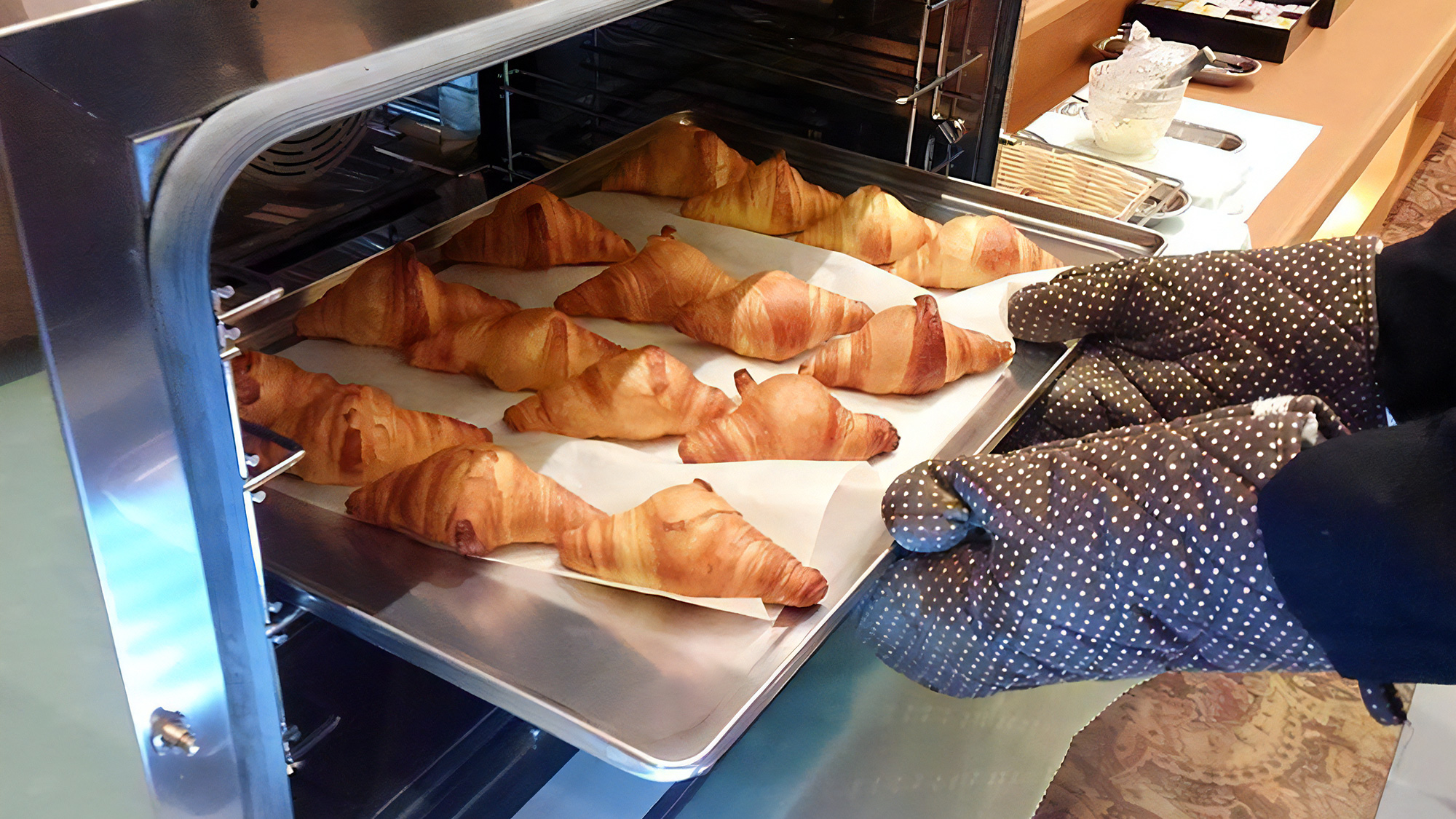 ■朝食イメージ（焼きたてクロワッサン）