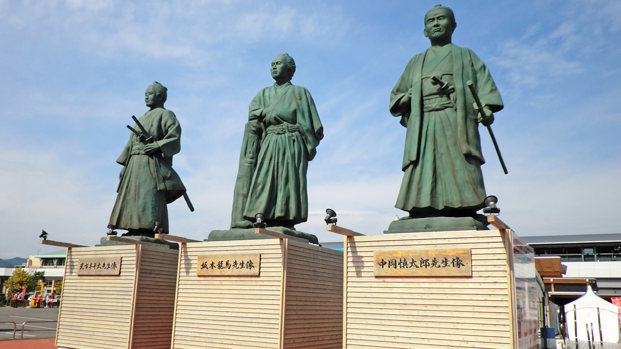 ■JR高知駅前の三志士像