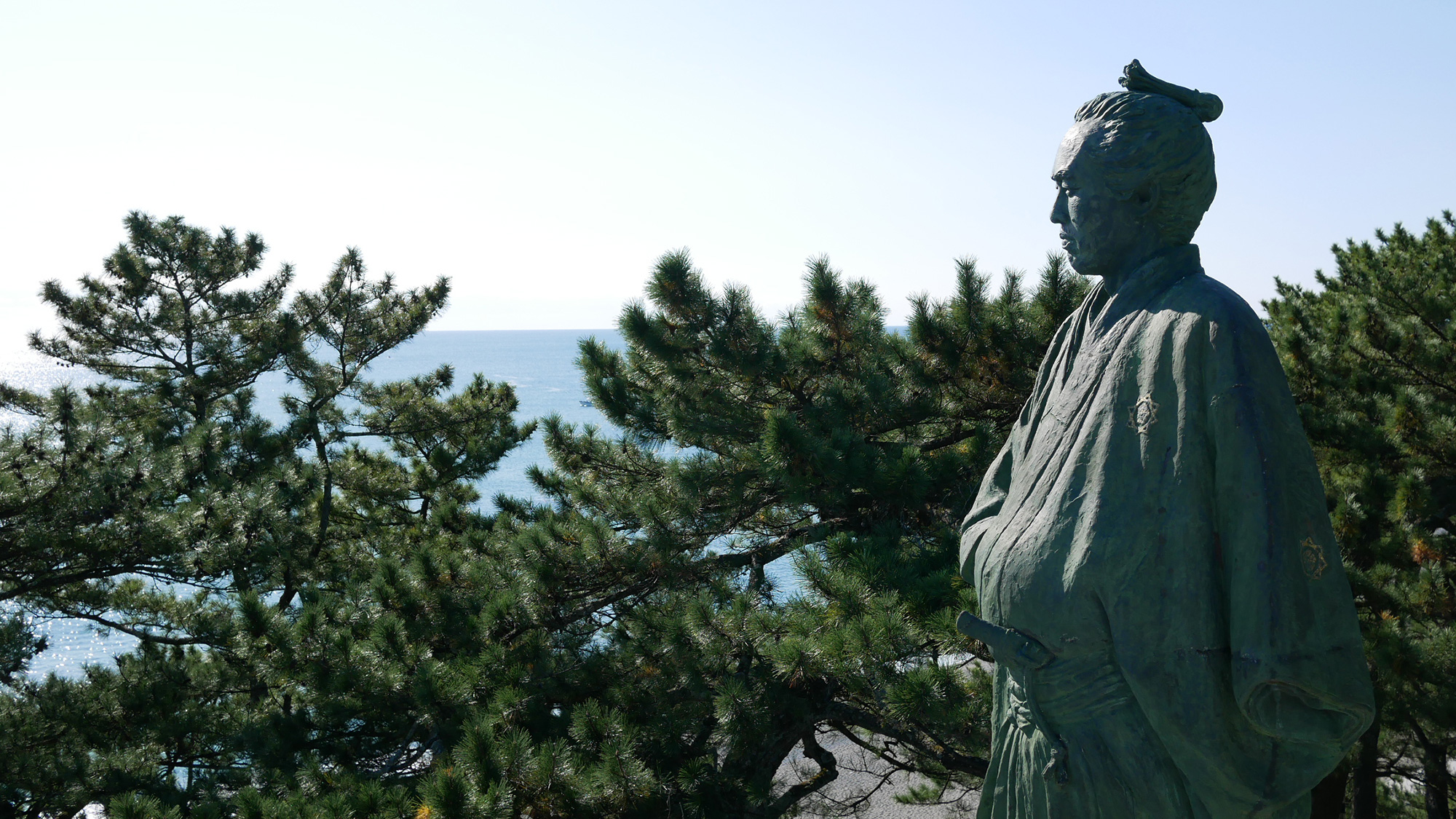 ■坂本竜馬像　桂浜公園（高知市提供）