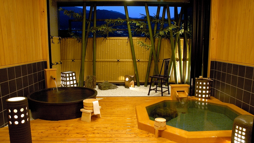 ◆貸切露天風呂は檜と陶器の二つ浴槽。ご家族でも楽しめます