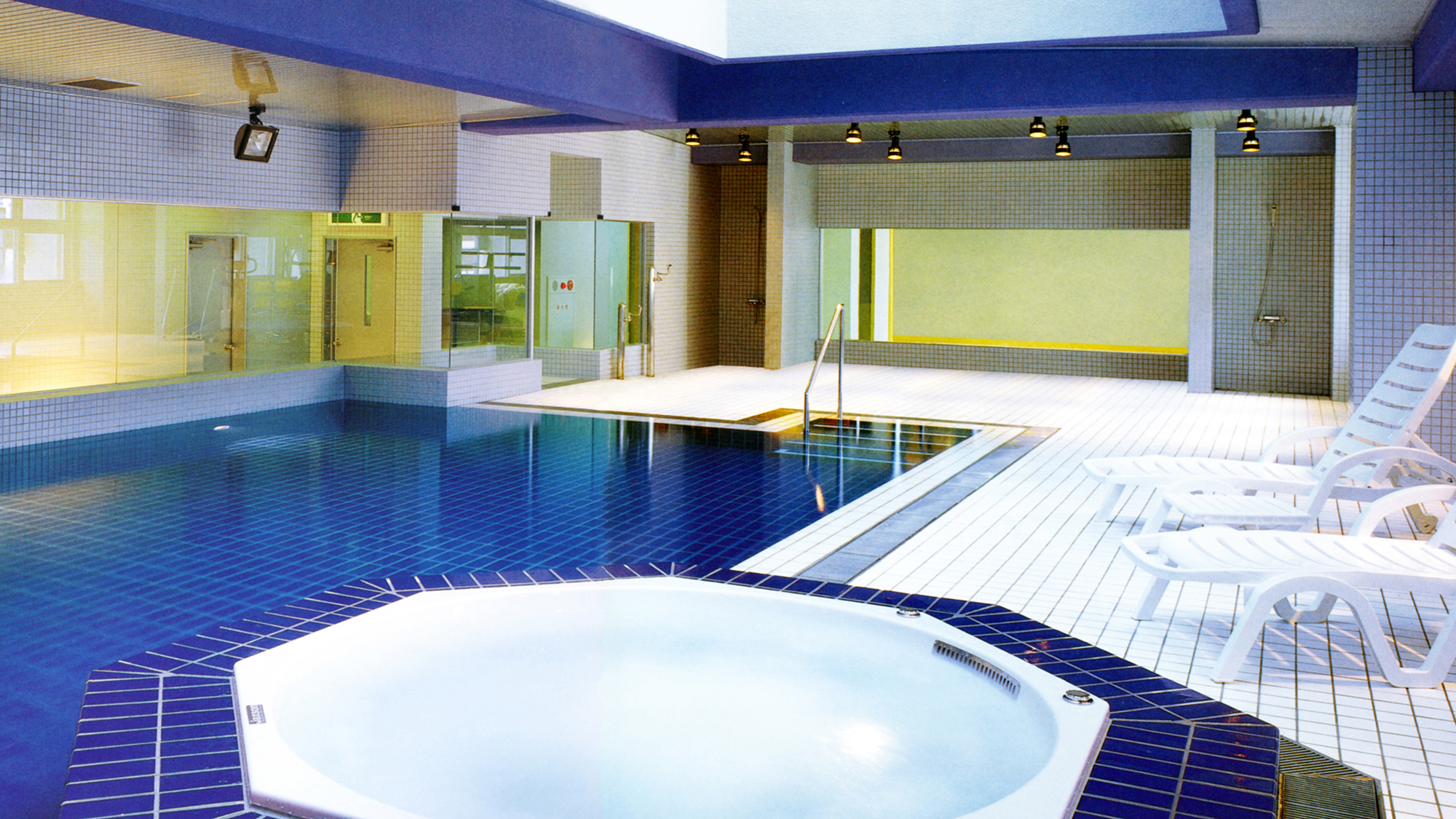 ◆室内プールは天然温泉100％、ジャグジーバス付きです