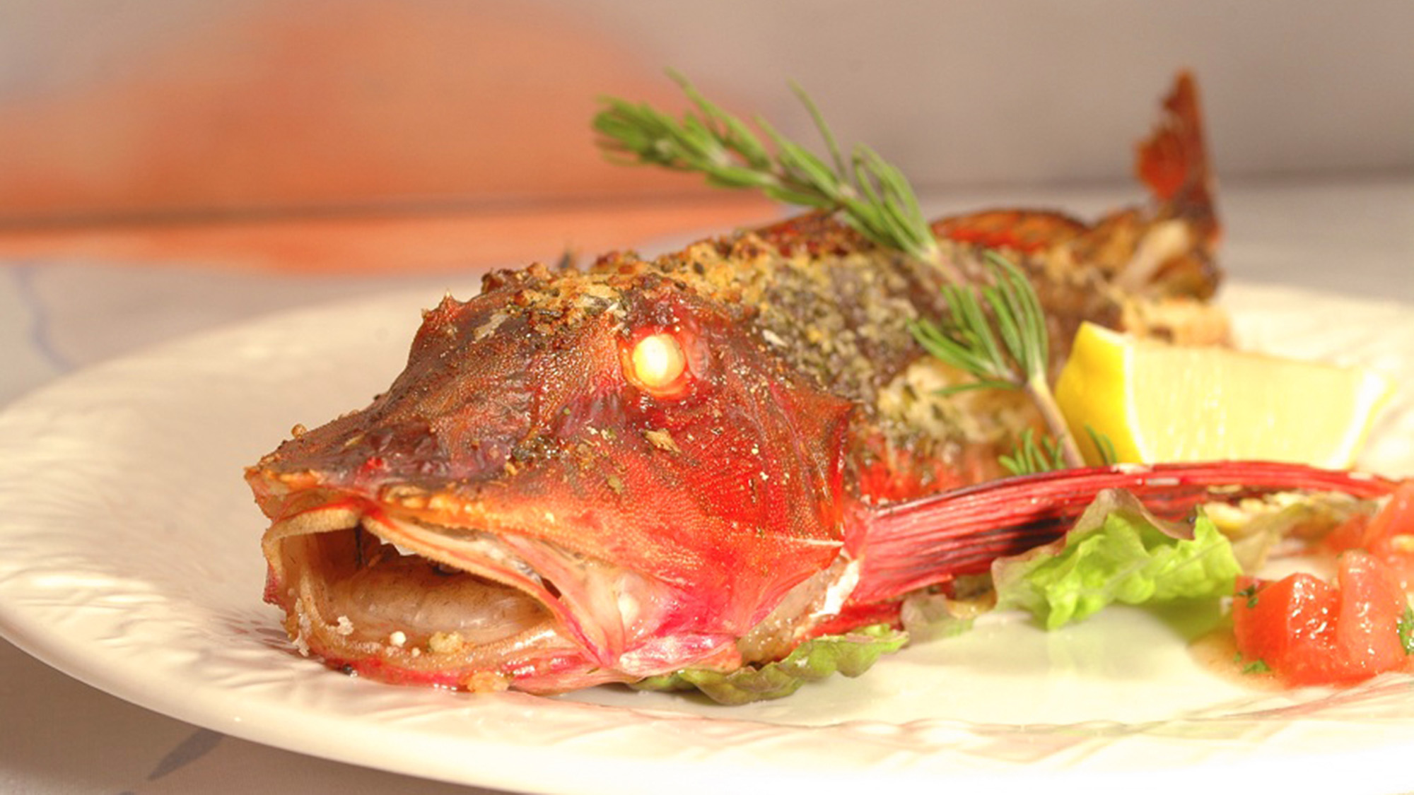 ・【お料理一例】地元で水揚げされた新鮮な魚料理は旨味がぎゅっと濃縮されています