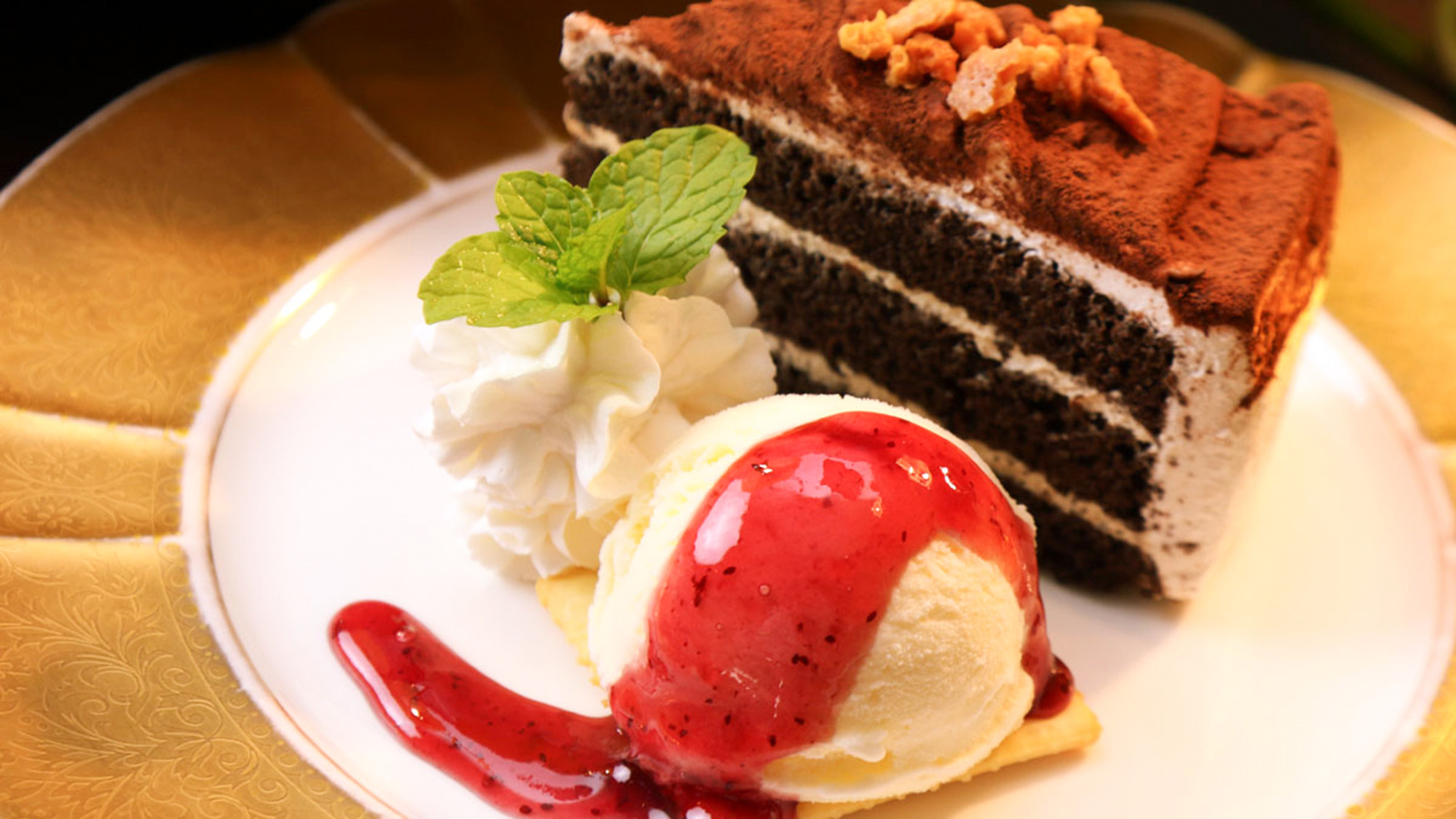 ・【デザート一例】濃厚なチョコレートケーキとベリーソース添えのアイスがとてもよく合います