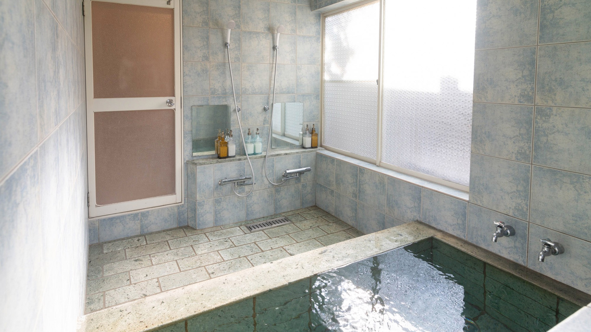 ・【貸切風呂：十和田石の湯】シャワーは2カ所。ご家族で一緒に体を洗うことができます