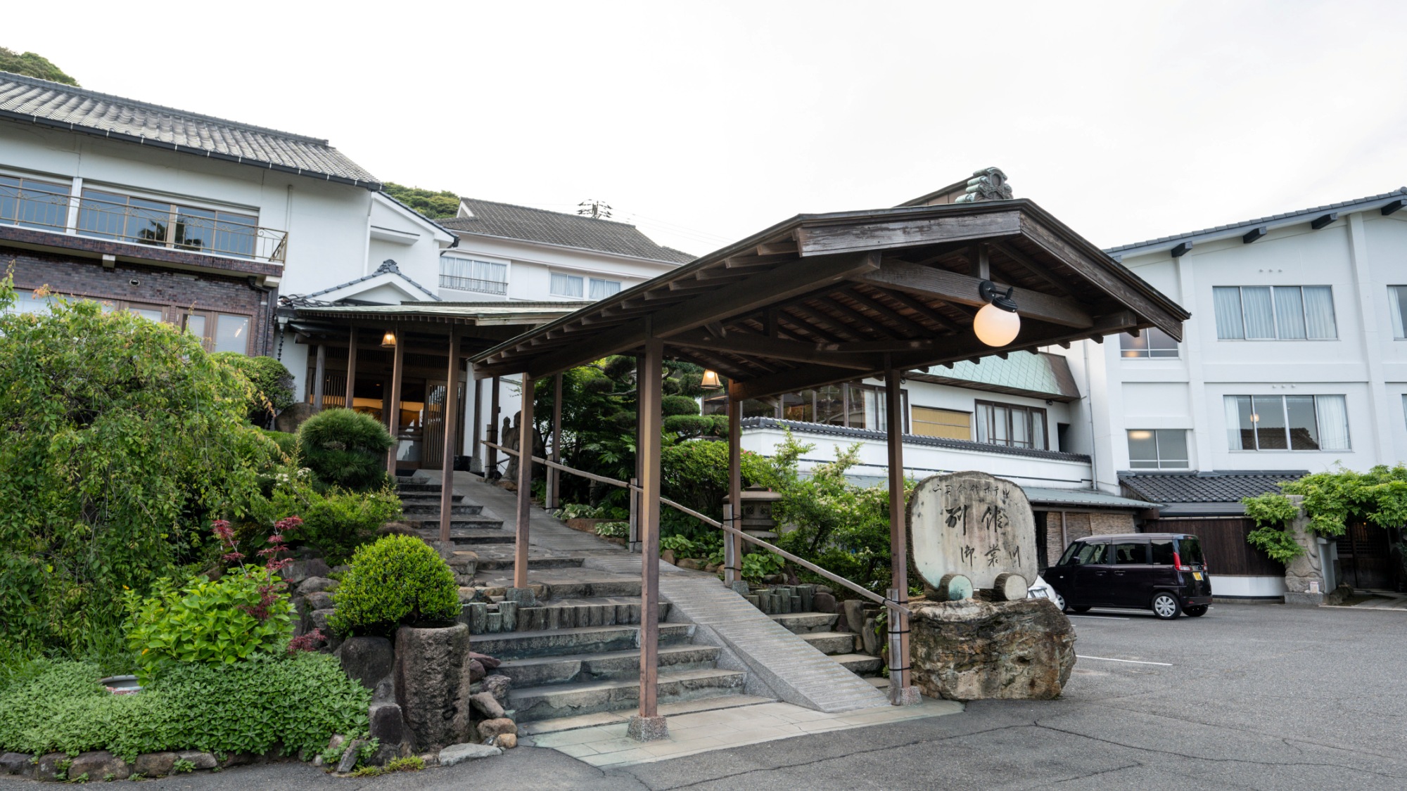 関門海峡の傍らに佇む老舗料亭旅館です