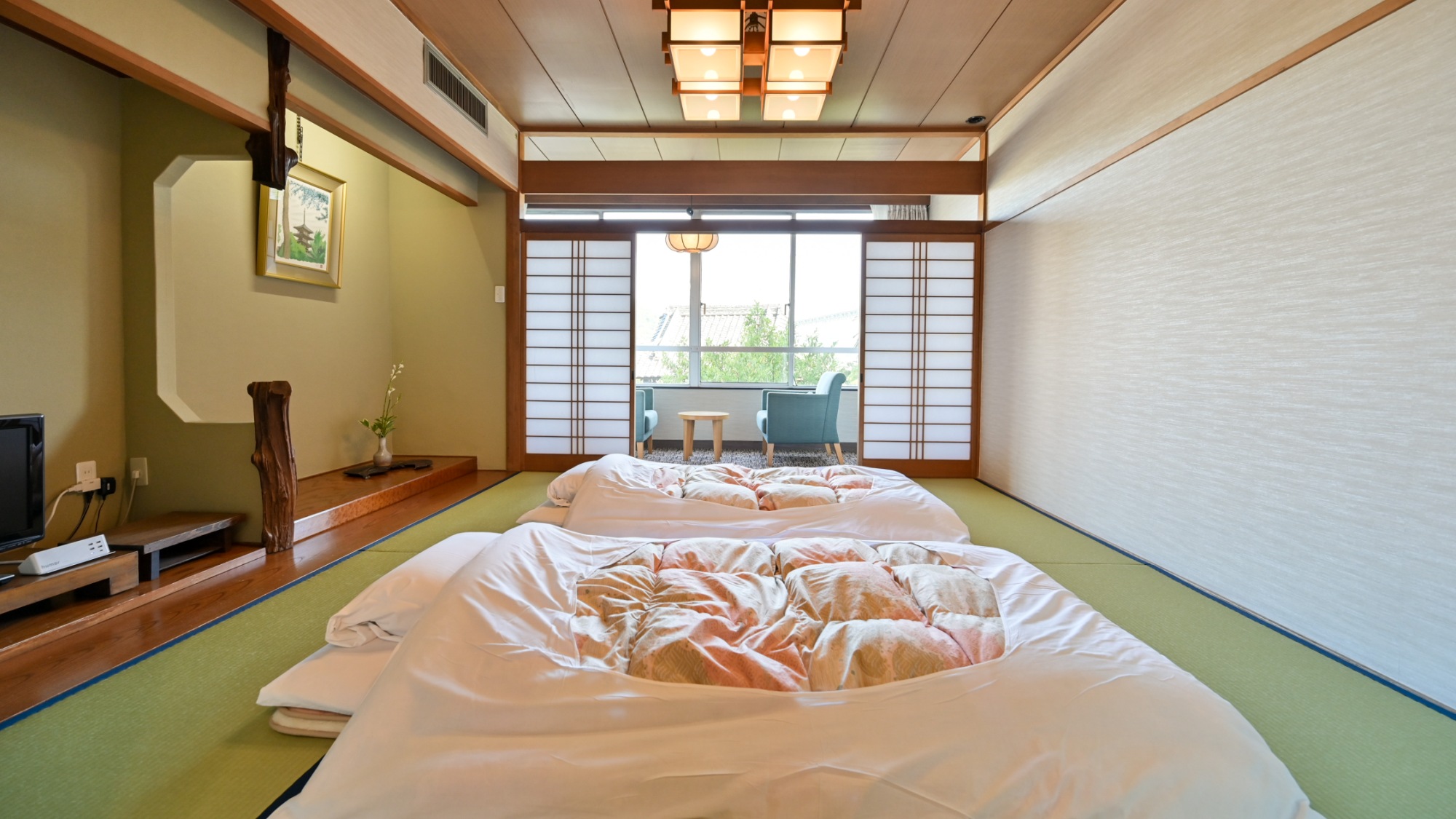 【和室】純和風のお部屋。窓辺にソファーセットのご用意。