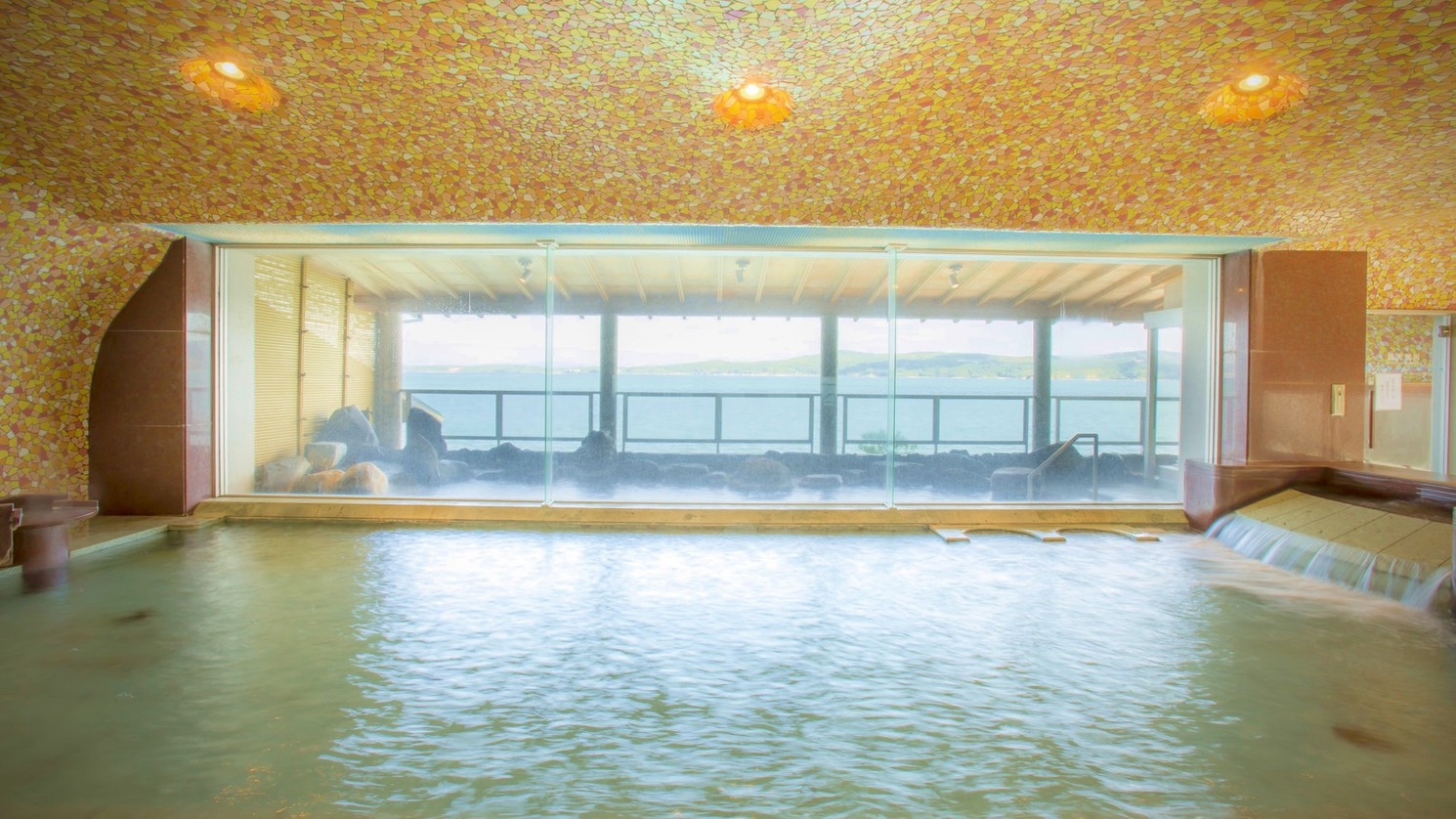 【旬の魚介類が中心の「彩会席」】「ホテル海望」で温泉満喫！旬の味を楽しむ季節の釜飯付
