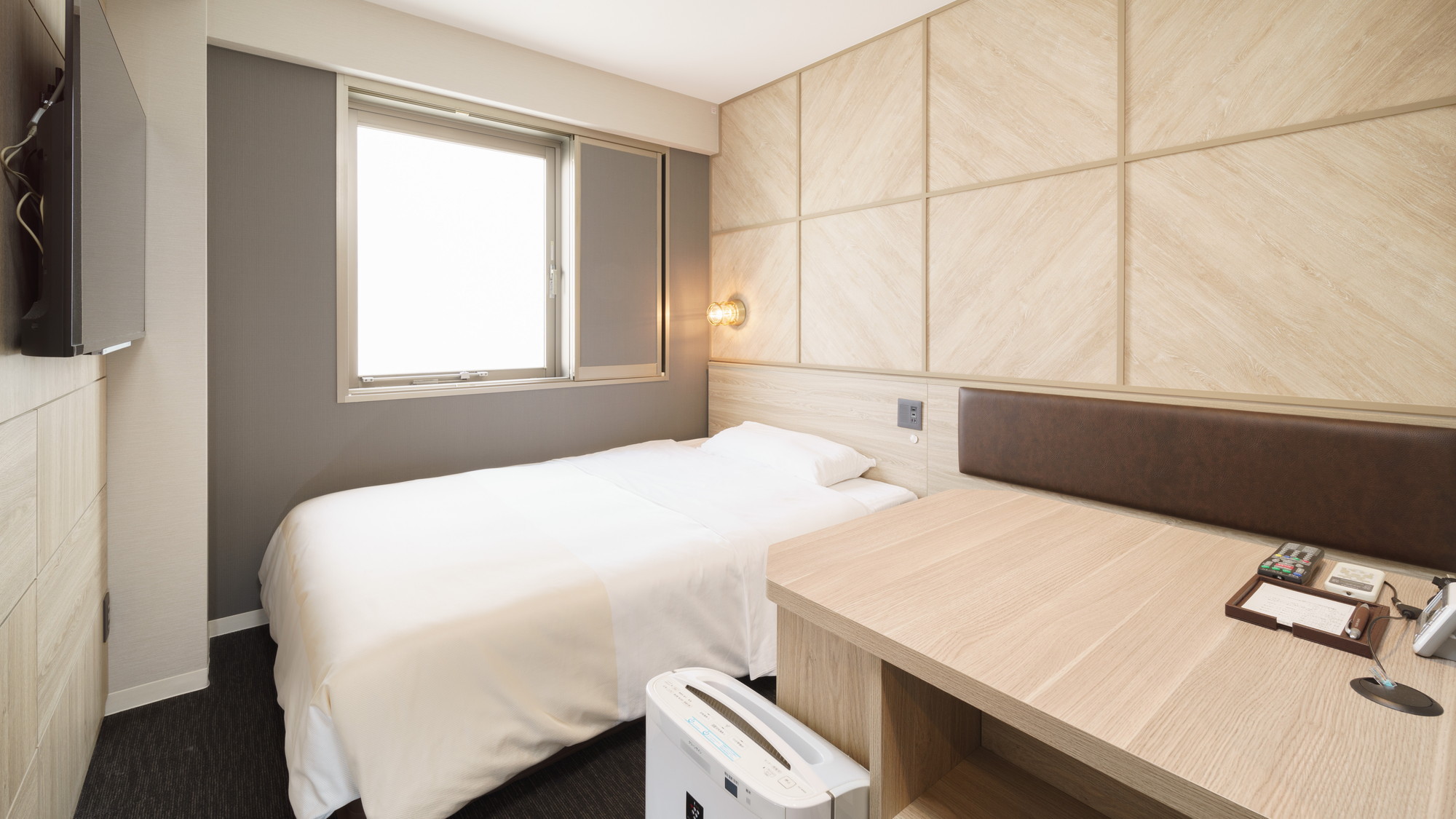 ワイドデスク完備,ベッドサイズ140cm幅