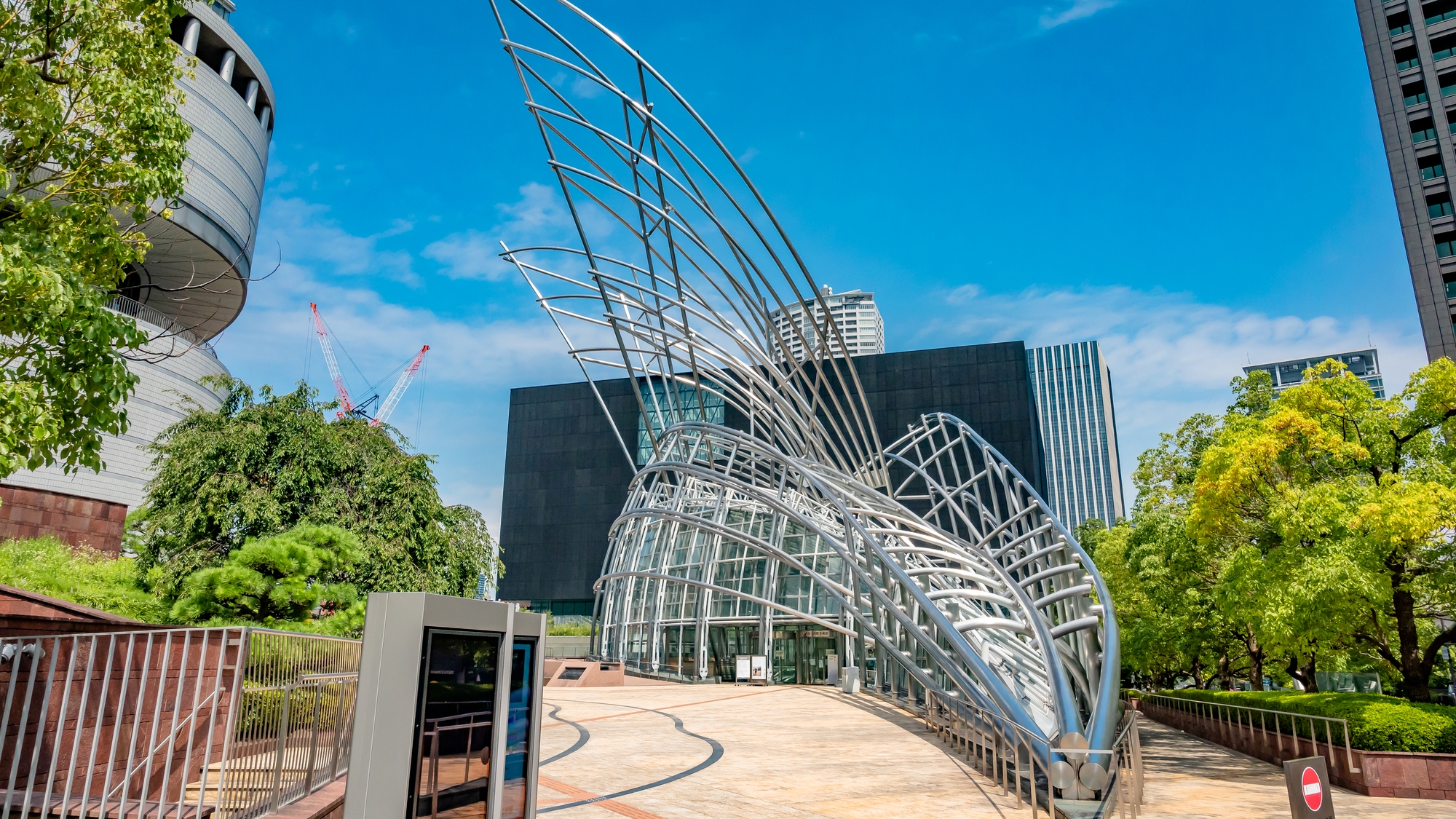 【当館から徒歩で約10分】国立国際美術館