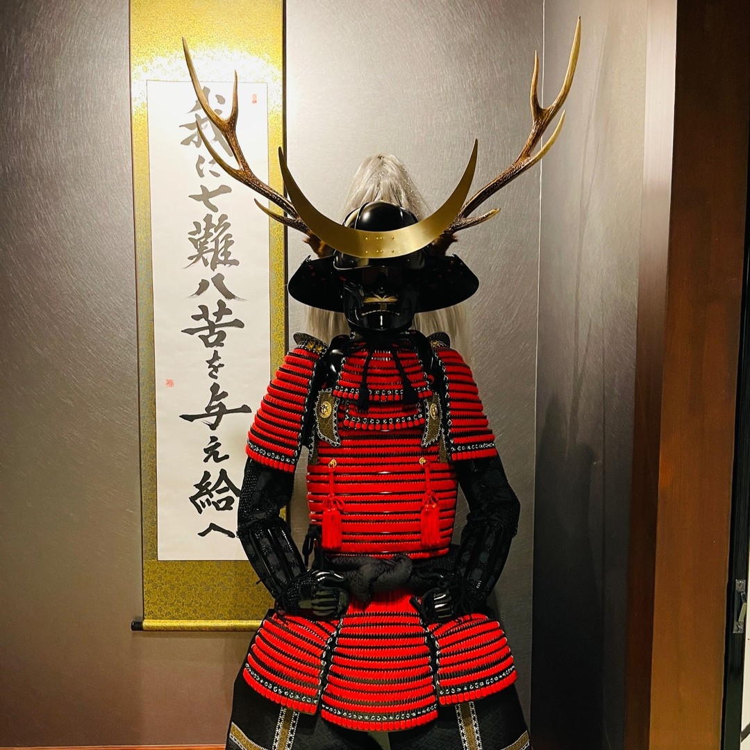 【Samuraiルーム】甲冑師手作りの鎧兜、墨絵師『御歌頭』の墨絵など、こだわりの品を揃えた特別室。