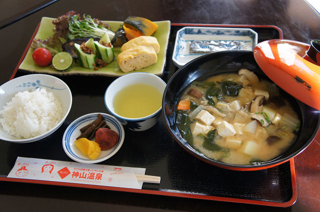 朝食：具だくさん味噌汁の和食膳