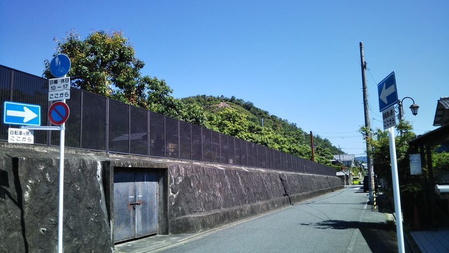 左大文字（大北山）：向かい側より市バス205北野白梅町・金閣寺行「金閣寺道」下車◆撮影GR◆