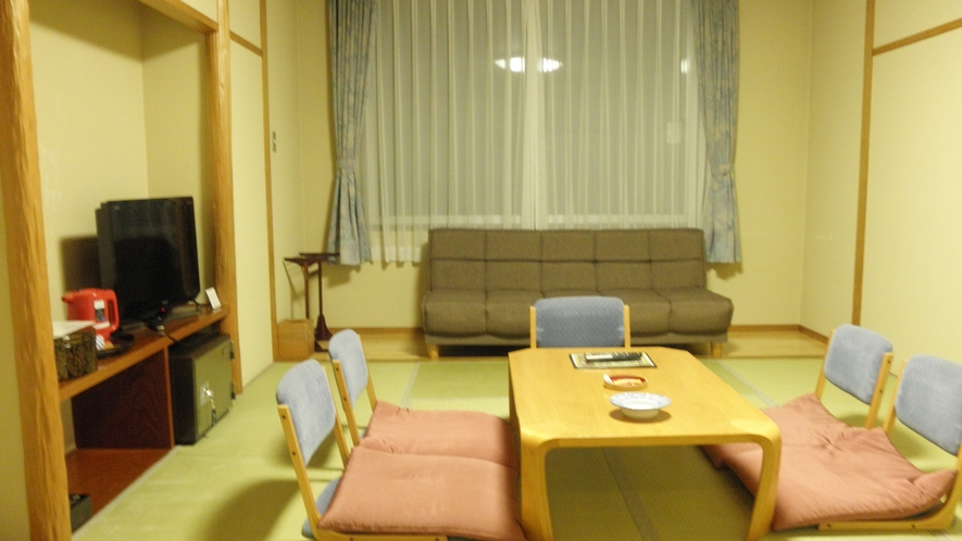 *【客室一例】畳のお部屋でのんびりお寛ぎ下さい。