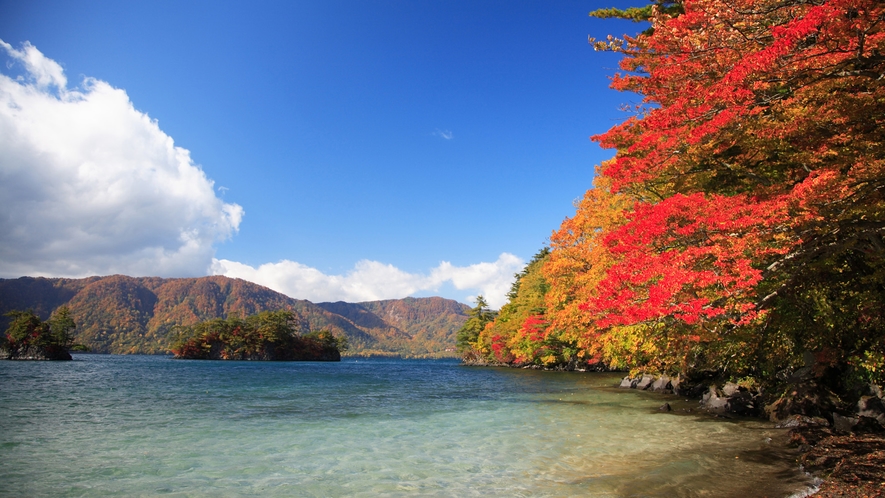 *【周辺】十和田湖／新緑や紅葉の名所。シーズン時には多くの人が訪れます。当館より車で1時間。