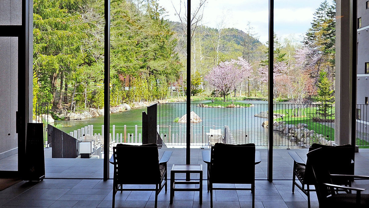 池泉の桜は、増床したレストラン、ライブラリーラウンジからご覧いただけます