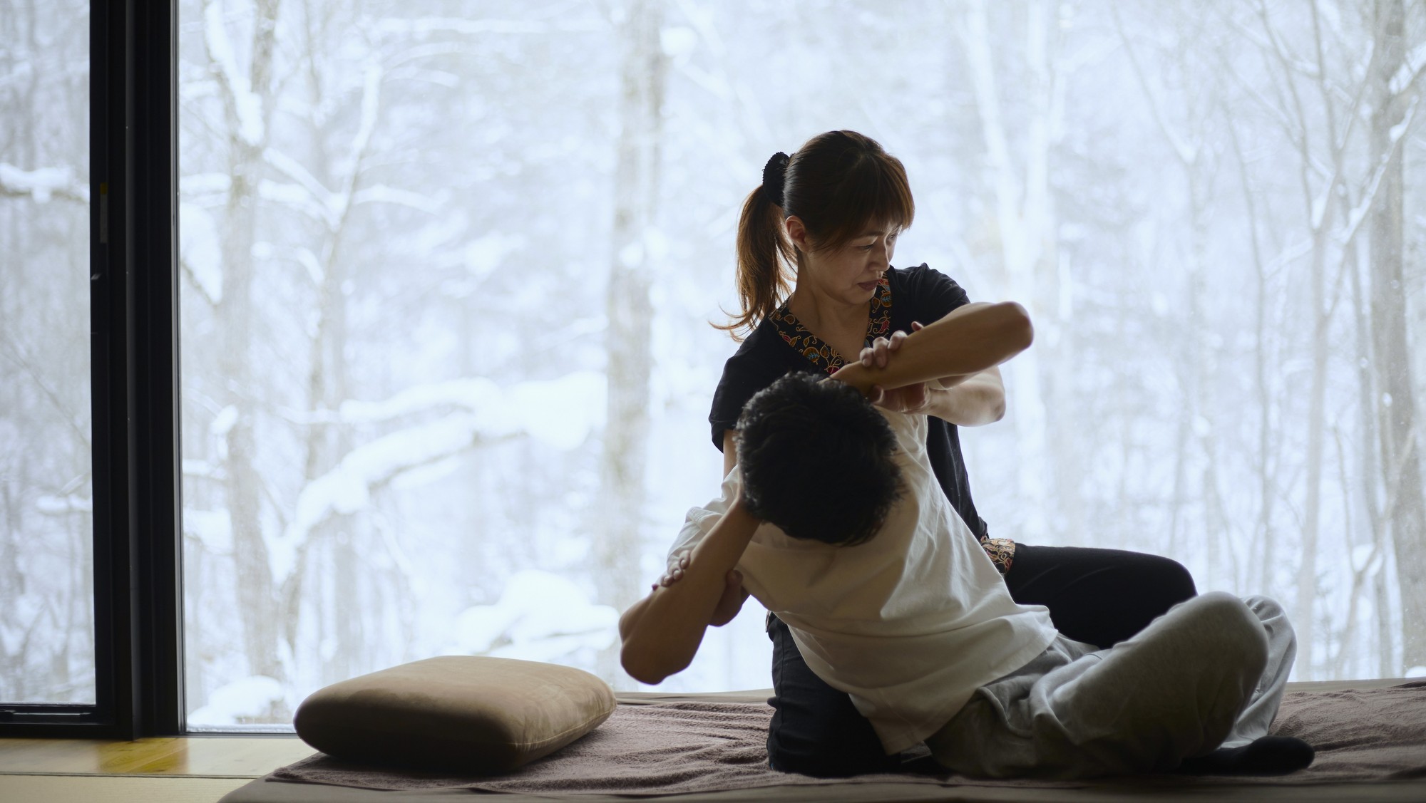 【タイ式マッサージ】お部屋で施術を受けられるマッサージは、疲労改善や心身のリラクゼーションにおすすめ