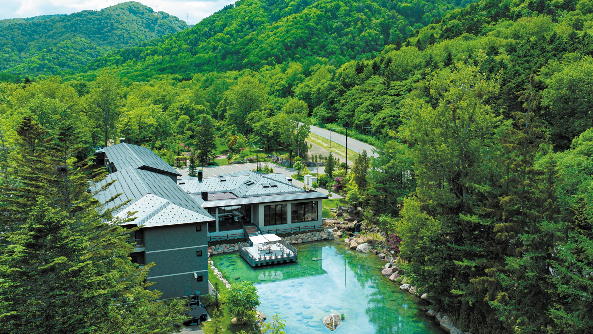 【外観】先代から受け継いだ庭園と大きな池泉のある宿